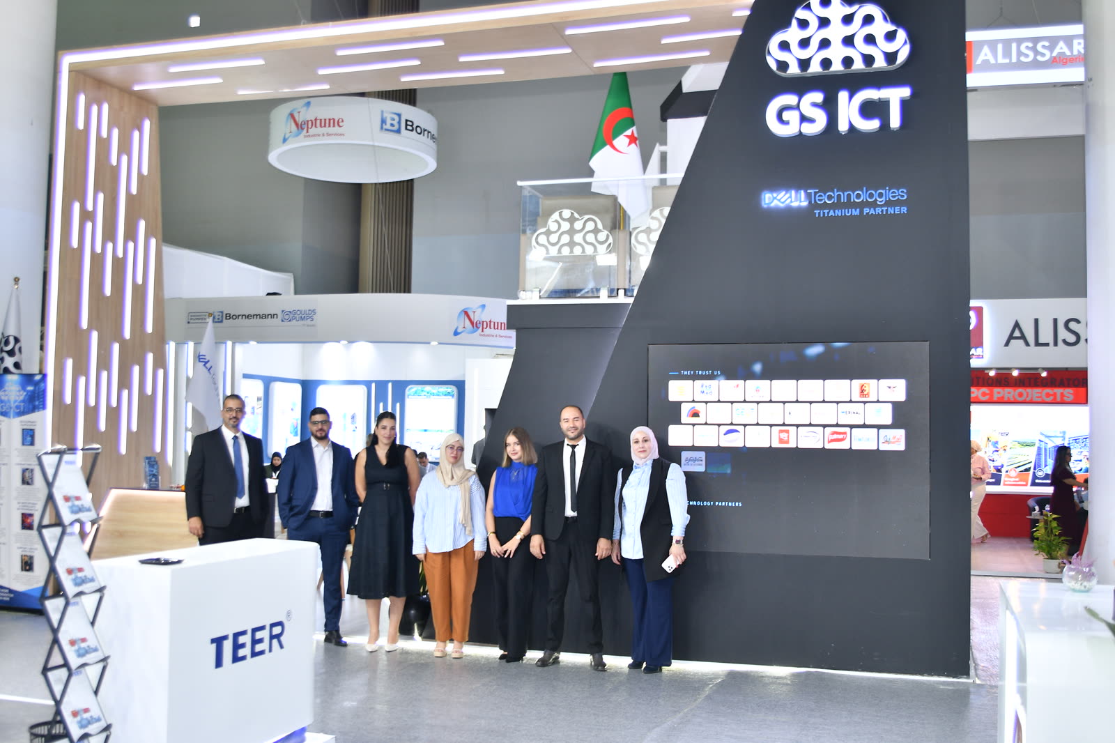 L'équipe GS ICT devant son stand à la NAPEC 2026