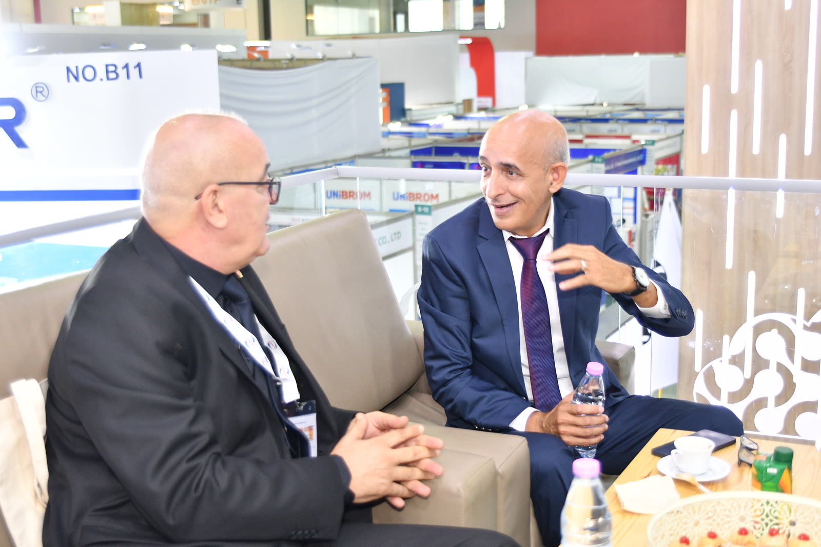 Discussion dans l'espace salon du stand