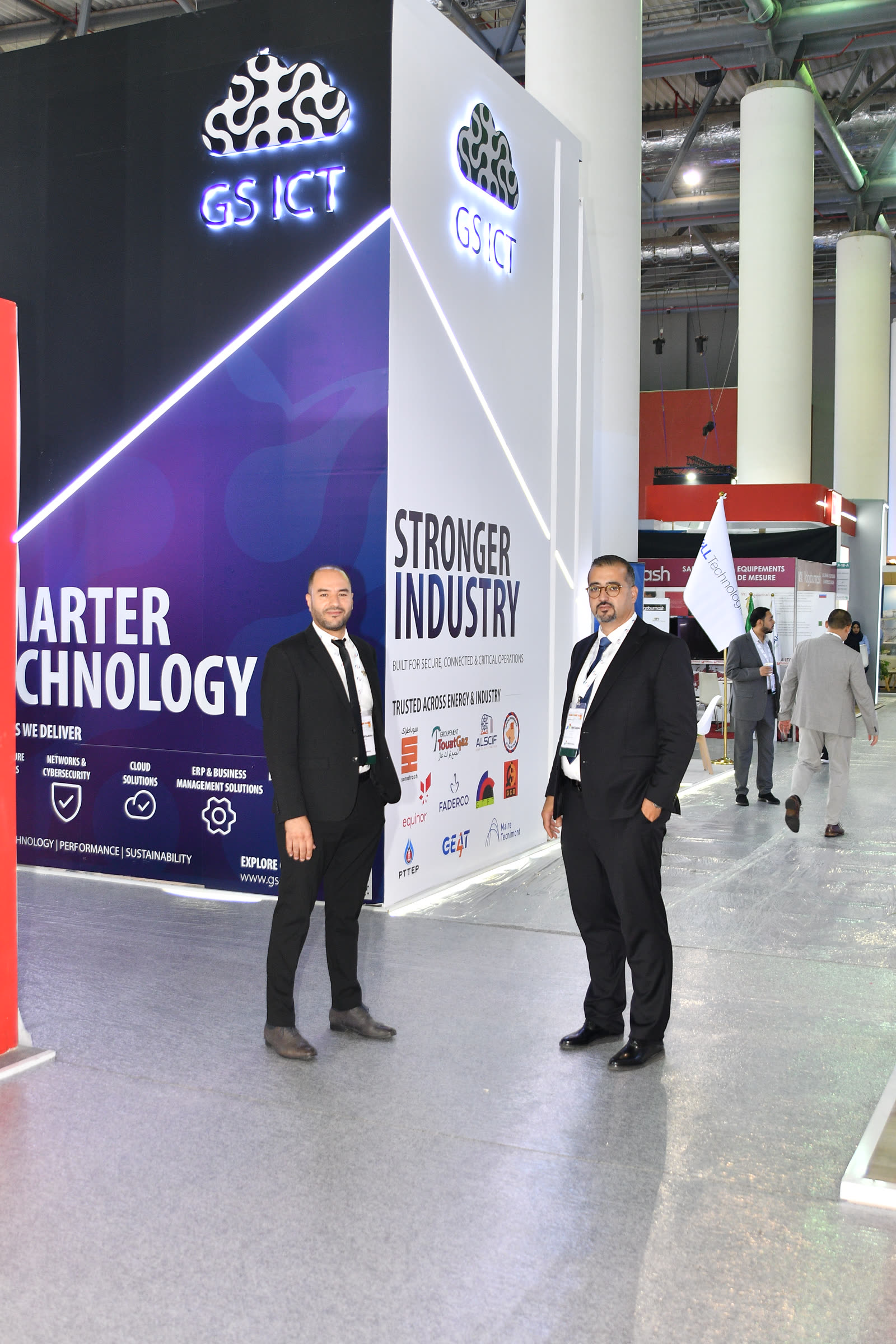 Smarter technology, stronger industry : le mur du stand GS ICT
